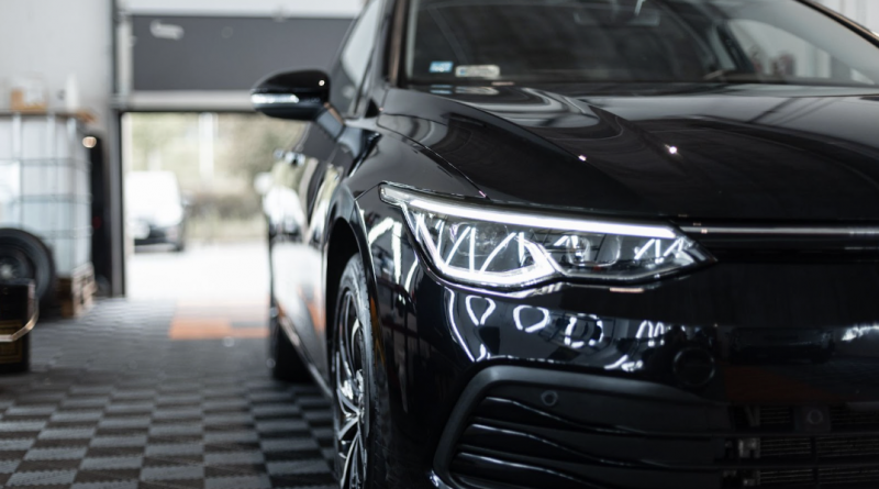 黑色進口房車側面特寫，展現其銳利的 LED 大燈設計與高光澤漆面的鏡面反射效果